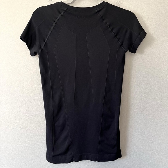 Oiselle Women’s Size Small Black Athletic Running Top Short Sleeve Crew Neck - Picture 4 of 6